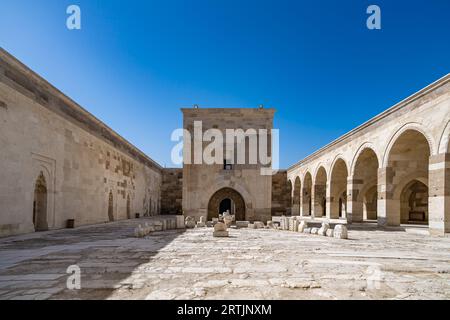 Innenhof von Sultanhani Caravanserai, ein altes befestigtes gasthaus an der Karawanenroute, Aksaray, Türkei. Stockfoto