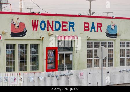 Wandgemälde der alten ikonischen Stoßfängerautos sind in der Wonder Bar in Asbury Park, NJ, gemalt Stockfoto