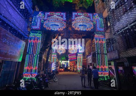 Kolkata, Westbengalen, Indien- 4h Oktober 2022 : dekorierte und beleuchtete Straße während des Durga Puja Festivalabends. Durga Puja ist ein fest des Hinduismus. Stockfoto