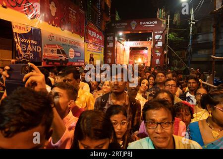 Kolkata, Westbengalen, Indien - 4h Oktober 2022: Hinduistische Anhänger versammelten sich auf der geschmückten und beleuchteten Straße während der Durga-Puja-Festivalnacht. Stockfoto