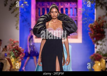 New York, Usa. September 2023. NEW YORK, NEW YORK - 12. SEPTEMBER: Models laufen auf der Pamella Roland Fashion Show während der New York Fashion Week - 2023. September: Die Shows in der Gallery in den Spring Studios am 12. September 2023 in New York City. Quelle: Ron Adar/Alamy Live News Stockfoto