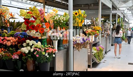 Schnittblumen zum Verkauf am Marktstand Stockfoto