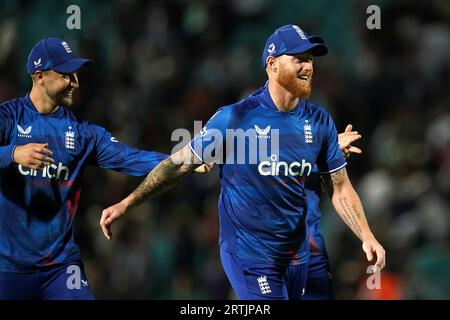 Der englische Ben Stokes (rechts) feiert den Sieg nach dem dritten eintägigen internationalen Spiel im Kia Oval in London. Bilddatum: Mittwoch, 13. September 2023. Stockfoto