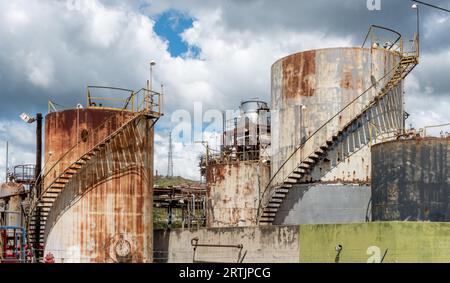 Die verlassene Commonwealth Oil Refining Company, Inc (CORCO) liegt an Puerto Ricos Südküste. Sie wurde 1982 aufgegeben. Foto von Liz Roll Stockfoto