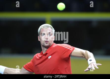 Split, Kroatien. September 2023. SPLIT, KROATIEN - 13. SEPTEMBER: Borna Gojo aus Kroatien gibt den Ball an Frances Tiafoe aus den Vereinigten Staaten zurück, während des Davis Cup Finals Gruppe D Stage Match 2023 zwischen Kroatien und den USA in der Arena Gripe Sports Centre am 13. September 2023 in Split, Kroatien. Foto: Sanjin Strucic/PIXSELL Credit: Pixsell/Alamy Live News Stockfoto