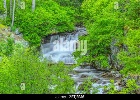 Wasserfall auf einem Cottonwood Creek in den verrückten Bergen in der Nähe von clyde Park, montana Stockfoto