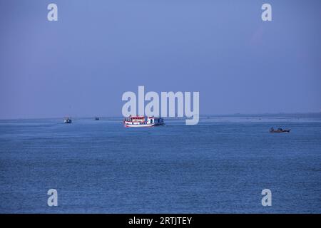 Ein Passagierschiff auf der Nikli Haor bei Austagram in Kishorganj. Bangladesch Stockfoto