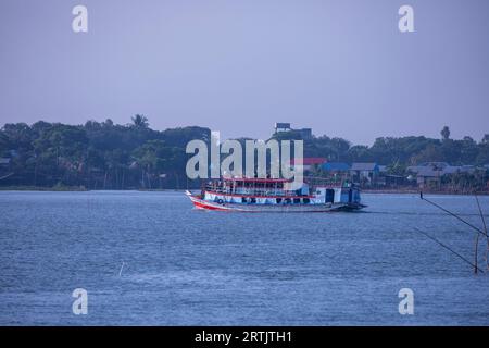 Ein Passagierschiff auf der Nikli Haor bei Austagram in Kishorganj. Bangladesch Stockfoto