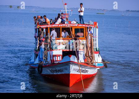 Ein Passagierschiff auf der Nikli Haor bei Austagram in Kishorganj. Bangladesch Stockfoto