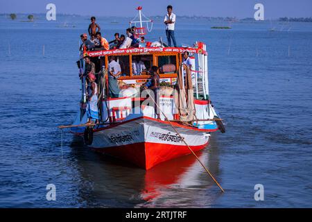 Ein Passagierschiff auf der Nikli Haor bei Austagram in Kishorganj. Bangladesch Stockfoto