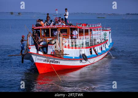 Ein Passagierschiff auf der Nikli Haor bei Austagram in Kishorganj. Bangladesch Stockfoto