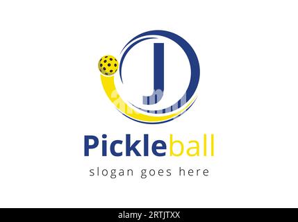 Anfangsbuchstabe J mit Pickleball-Logo-Konzept mit beweglichem Pickleball-Symbol Stock Vektor