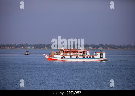 Ein Passagierschiff auf der Nikli Haor bei Austagram in Kishorganj. Bangladesch Stockfoto