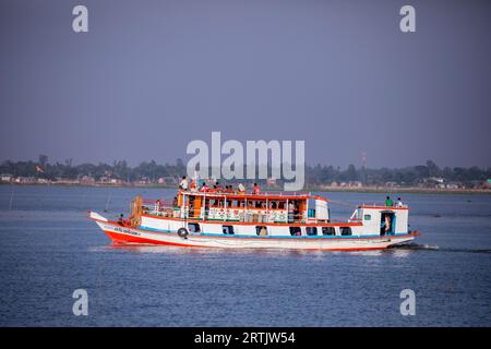 Ein Passagierschiff auf der Nikli Haor bei Austagram in Kishorganj. Bangladesch Stockfoto