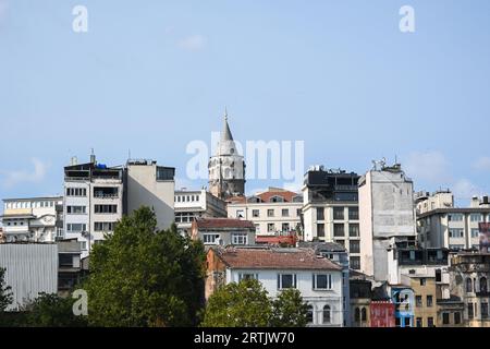 Galata-Turm. Der von den Genuesen erbaute Turm befindet sich in Istanbul in der Nähe der Bucht des Goldenen Horns. Stockfoto