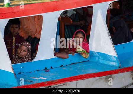 Ein Passagierschiff auf der Nikli Haor bei Austagram in Kishorganj. Bangladesch Stockfoto