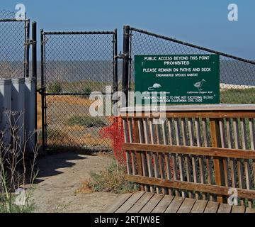 Öffentlicher Zugang über diesen Punkt hinaus verbotener, gefährdeter Lebensraum für Arten. Gut, Schild an einem Sumpf entlang der San Francisco Bay, Kalifornien Stockfoto