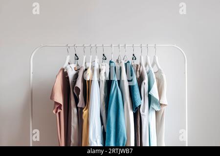 Gestell mit stylischer Damenbekleidung. Konzept für Shopping Store, Beauty, Fashion. Stockfoto