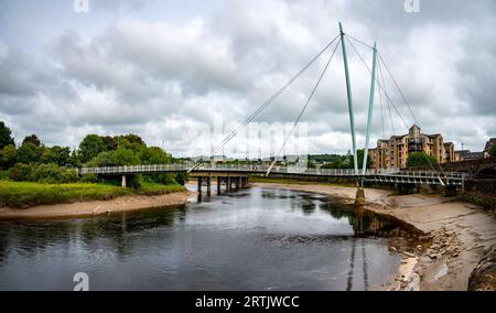 Die Lune Millennium Bridge ist eine Seilbrücke, die den Fluss Lune in Lancaster, England, überspannt. Stockfoto