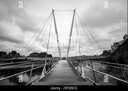 Die Lune Millennium Bridge ist eine Seilbrücke, die den Fluss Lune in Lancaster, England, überspannt. Stockfoto