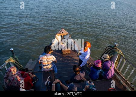 Ein Passagierschiff auf der Nikli Haor bei Austagram in Kishorganj. Bangladesch Stockfoto