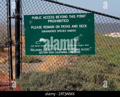 Öffentlicher Zugang über diesen Punkt hinaus verbotener, gefährdeter Lebensraum für Arten. Gut, Schild an einem Sumpf entlang der San Francisco Bay, Kalifornien Stockfoto