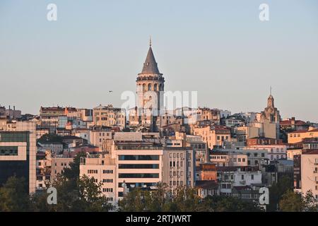 Galata-Turm. Der von den Genuesen erbaute Turm befindet sich in Istanbul in der Nähe der Bucht des Goldenen Horns. Stockfoto