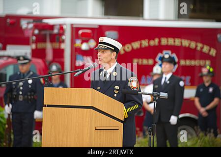 911 Gedenkfeier in Brewster, MA Fire Headquarters am Cape Cod, USA. Brewster Fire Chief eröffnet die Zeremonie Stockfoto