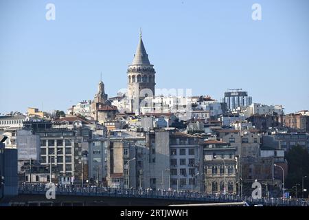 Galata-Turm. Der von den Genuesen erbaute Turm befindet sich in Istanbul in der Nähe der Bucht des Goldenen Horns. Stockfoto