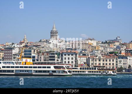 Galata-Turm. Der von den Genuesen erbaute Turm befindet sich in Istanbul in der Nähe der Bucht des Goldenen Horns. Stockfoto