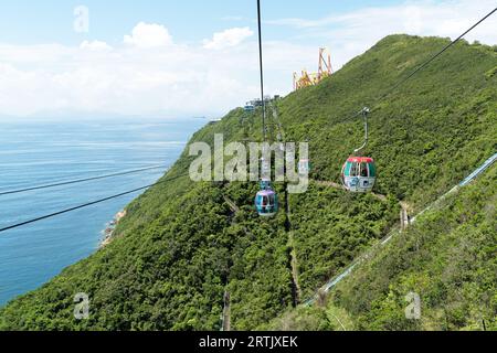 Die Aussicht von einer Seilbahn im Ocean Park in Hong Kong an einem klaren, sonnigen Tag. Hongkong - 25. August 2023 Stockfoto