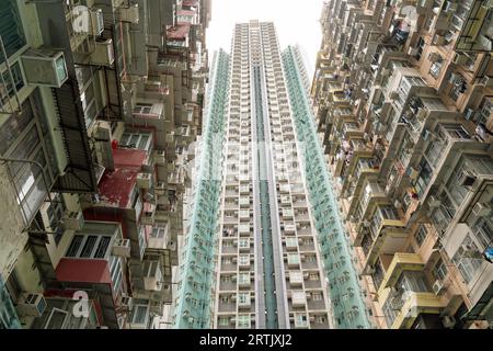 Yick Cheong Monster Building, ein großes klaustrophobisches Apartmentgebäude in Quarry Bay mit vielen Menschenhäusern in einem kleinen Raum in Hongkong Stockfoto