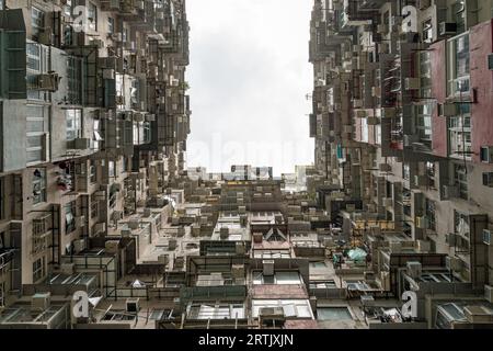 Yick Cheong Monster Building, ein großes klaustrophobisches Apartmentgebäude in Quarry Bay mit vielen Menschenhäusern in einem kleinen Raum in Hongkong Stockfoto