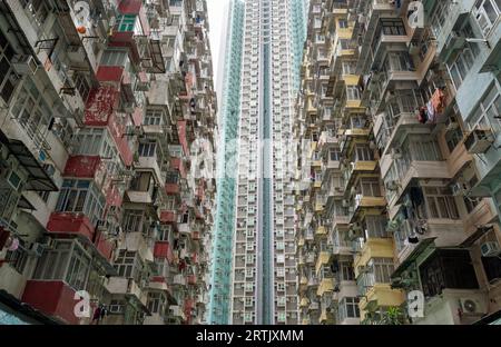 Yick Cheong Monster Building, ein großes klaustrophobisches Apartmentgebäude in Quarry Bay mit vielen Menschenhäusern in einem kleinen Raum in Hongkong Stockfoto