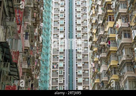 Yick Cheong Monster Building, ein großes klaustrophobisches Apartmentgebäude in Quarry Bay mit vielen Menschenhäusern in einem kleinen Raum in Hongkong Stockfoto