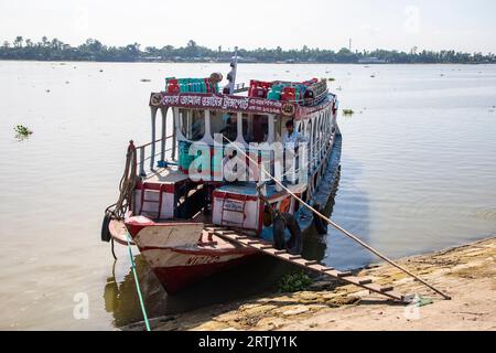 Ein Passagierschiff auf der Nikli Haor bei Austagram in Kishorganj. Bangladesch Stockfoto