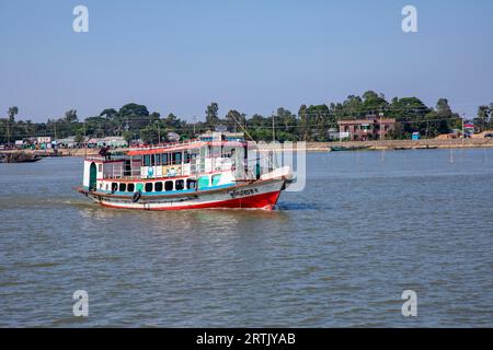 Ein Passagierschiff auf der Nikli Haor bei Austagram in Kishorganj. Bangladesch Stockfoto