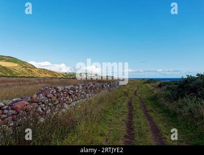 Der Küstenwanderweg zwischen Johnshaven und Inverbervie an der Ostküste Schottlands in Aberdeenshire, mit dem Fischerdorf Gourdon in den USA Stockfoto