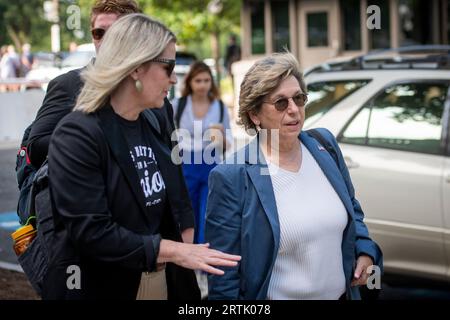 Meredith Stiehm, Präsidentin, Writers Guild of America (WGA), links, und Randi Weingarten, Präsident der American Federation of Teachers (AFT), rechts, trifft auf das Inaugural Artificial Intelligence Insight Forum mit den wichtigsten Akteuren der KI ein, um einen parteiübergreifenden Konsens über die Gesetzgebung zur Nutzung dieser transformativen Technologie zu erzielen, am Mittwoch, den 13. September 2023, im Russell Senate Office Building in Washington, DC. Kredit: Rod Lamkey/CNP Stockfoto