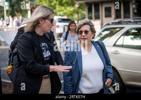 Meredith Stiehm, Präsidentin, Writers Guild of America (WGA), links, und Randi Weingarten, Präsident der American Federation of Teachers (AFT), rechts, trifft auf das Inaugural Artificial Intelligence Insight Forum mit den wichtigsten Akteuren der KI ein, um einen parteiübergreifenden Konsens über die Gesetzgebung zur Nutzung dieser transformativen Technologie zu erzielen, am Mittwoch, den 13. September 2023, im Russell Senate Office Building in Washington, DC. Kredit: Rod Lamkey/CNP Stockfoto