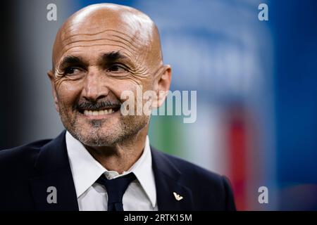 Luciano Spalletti, Cheftrainer Italiens, lächelt vor dem Fußball-Qualifikationsspiel der UEFA EURO 2024 zwischen Italien und der Ukraine. Stockfoto