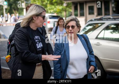 Washington, Vereinigte Staaten Von Amerika. September 2023. Meredith Stiehm, Präsidentin, Writers Guild of America (WGA), links, und Randi Weingarten, Präsident der American Federation of Teachers (AFT), rechts, trifft auf das Inaugural Artificial Intelligence Insight Forum mit den wichtigsten Akteuren der KI ein, um einen parteiübergreifenden Konsens über die Gesetzgebung zur Nutzung dieser transformativen Technologie zu erzielen, am Mittwoch, den 13. September 2023, im Russell Senate Office Building in Washington, DC. Kredit: Rod Lamkey/CNP/SIPA USA Kredit: SIPA USA/Alamy Live News Stockfoto