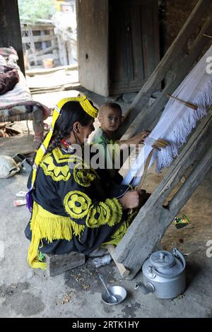 Kalash Woman Weaving Stockfoto