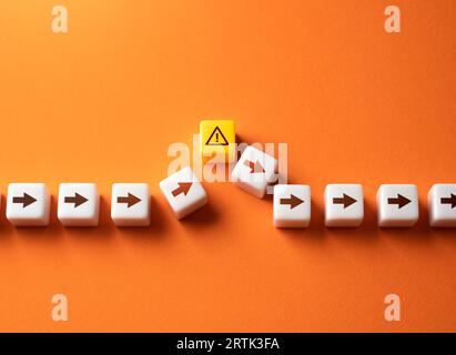 Problem. Systemwarnung. Bei einer Prüfung wurde ein unbekanntes Problem festgestellt. Fehlerkorrektur. Irgendwas stimmt nicht. Sicherheit am Arbeitsplatz. Potenzielle Risiken. Anoma Stockfoto