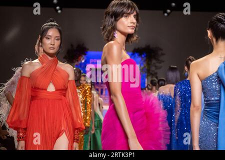 New York, New York, USA. September 2023. (NEU) Pamella Roland - Laufsteg - New York Fashion Week - September 2023: Die Shows. 12. September 2023, New York, New York, USA: Models laufen auf der Pamella Roland Fashion Show während der New York Fashion Week - September 2023: Die Shows in der Gallery in den Spring Studios am 12. September 2023 in New York City. (Credit: M10s/TheNews2) (Foto: M10s/Thenews2/Zumapress) (Credit Image: © Ron Adar/TheNEWS2 via ZUMA Press Wire) NUR REDAKTIONELLE VERWENDUNG! Nicht für kommerzielle ZWECKE! Stockfoto