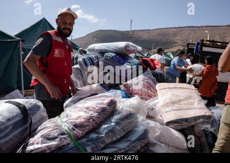 Marokko. September 2023. Es werden Freiwillige gesehen, die humanitäre Hilfe organisieren. Die Dorfbewohner in Imlil, einer Stadt, sind der Eingang für Touristen, die eine malerische Wanderung zum Toubkal-Berg machen, kämpfen immer noch mit den Auswirkungen des Erdbebens in Marrakesch am vergangenen Freitag. Beschädigte Häuser haben sie im Zelt draußen schlafen gelassen, während für Ärzte aus dem Militärkrankenhaus in der Nähe von Asni behauptet, dass sie immer noch über 600 Patienten pro Tag behandeln. Fast 3.000 Menschen sollen bei dem Erdbeben ums Leben gekommen sein. Quelle: SOPA Images Limited/Alamy Live News Stockfoto