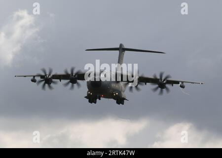 54+16, ein Airbus A400M Atlas, betrieben von Lufttransportgeschwader 62 (LTG 62) der Luftwaffe bei der Ankunft in RAF Fairford für die Royal International Air Tattoo 2023 (RIAT 2023). Stockfoto