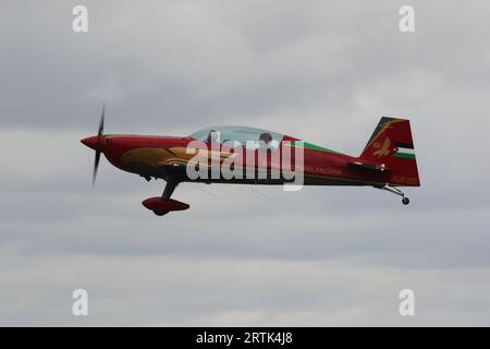 RJF03, ein zusätzliches EA.330LX-Flugzeug des Kunstflugteams Royal Jordanian Falcons, bei der Ankunft für die Royal International Air Tattoo 2023 (RIAT 2023), die in der RAF Fairford in Gloucestershire, England, stattfindet. Das Team ist etwas ungewöhnlich, da es gemeinsam militärisch und zivil ist, wobei das Flugzeug im Besitz und unter der Leitung von Royal Jordanian Airlines ist, aber vom Personal der Royal Jordanian Air Force gesteuert wird. Stockfoto