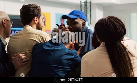 Black friday Event Crowd Control. Besorgte Menge von Kunden am Eingang des Geschäfts, die während der saisonalen Verkäufe die rote Barriere drücken und darauf warten, mit dem Einkaufen zu beginnen, Schnäppchenjagd-Besessenheit. Handgeführte Aufnahme. Stockfoto