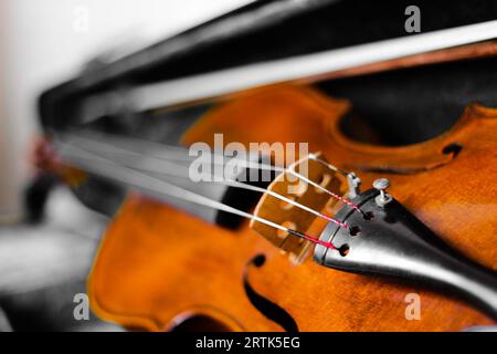 Violine – ein Orchester- oder Solo-Profi-Musikinstrument mit vier Streichern. Von Kindern und Erwachsenen begeistert. Wird im klassischen Volksmund verwendet Stockfoto